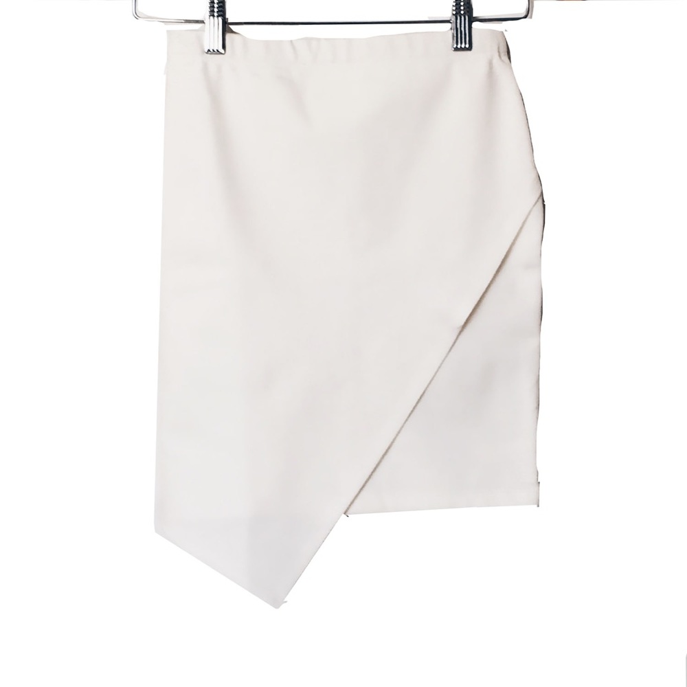 Asymmetric skirt